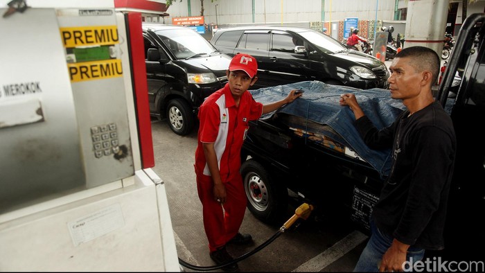 Harga BBM Naik 2 Kali di Maret Selama Maret 2015, pemerintah telah menaikkan harga Bahan Bakar Minyak (BBM) dua kali yaitu 1 Maret dan 28 Maret 2015. Masing-masing kenaikan Rp 200/liter (premium) dan Rp 500/liter (solar dan premium). Petugas tengah mengisikan bahan bakar premium ke sejumlah kendaraan bermotor, di SPBU kawasan Patal Senayan, Jakarta, Senin (30/03/2015). Pada 28 Maret, pemerintah menaikkan harga BBm jenis premium jadi Rp 7.300/liter di luar Jawa-Madura-Bali, dan Rp 7.400/liter di Jawa-Madura-Bali. Sedangkan solar naik dari Rp 6.400/liter menjadi Rp 6.900/liter.