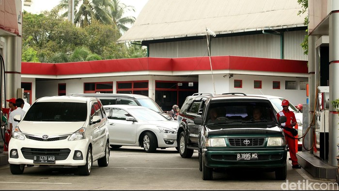 Selama Maret 2015, pemerintah telah menaikkan harga Bahan Bakar Minyak (BBM) dua kali yaitu 1 Maret dan 28 Maret 2015. Masing-masing kenaikan Rp 200/liter (premium) dan Rp 500/liter (solar dan premium). Petugas tengah mengisikan bahan bakar premium ke sejumlah kendaraan bermotor, di SPBU kawasan Patal Senayan, Jakarta, Senin (30/03/2015). Pada 28 Maret, pemerintah menaikkan harga BBm jenis premium jadi Rp 7.300/liter di luar Jawa-Madura-Bali, dan Rp 7.400/liter di Jawa-Madura-Bali. Sedangkan solar naik dari Rp 6.400/liter menjadi Rp 6.900/liter.