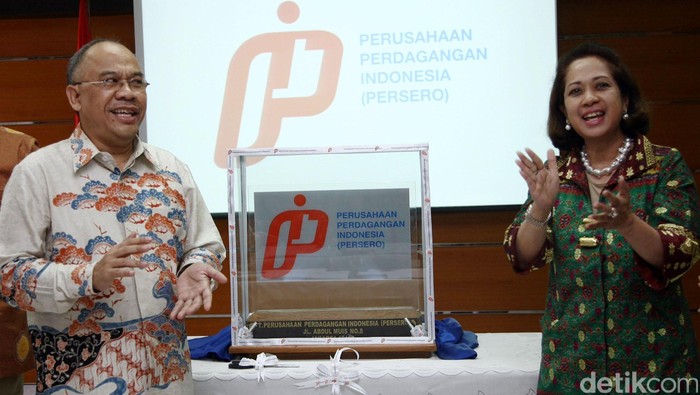 Direktur Utama PT Perusahaan Perdagangan Indonesia (PPI) Wahyu Suparyono didampingi Direktur Pengembangan Bisnis Dayu Padamara Rengganis dan Direktur Sumber Daya Korporat Indra Agastya menujukkan logo baru PT PPI saat peluncurannya di Jakarta, Selasa (31/3/2015).