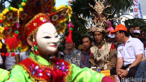 Jokowi dan Ahok menyaksikan karnaval HUT ke-486 DKI Jakarta.