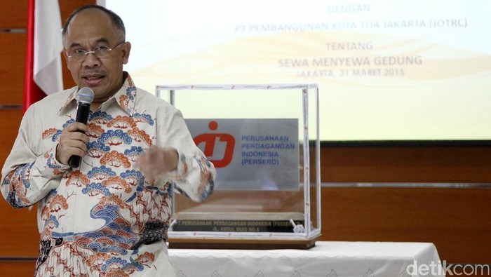 Direktur Utama PT Perusahaan Perdagangan Indonesia (PPI) Wahyu Suparyono didampingi Direktur Pengembangan Bisnis Dayu Padamara Rengganis dan Direktur Sumber Daya Korporat Indra Agastya menujukkan logo baru PT PPI saat peluncurannya di Jakarta, Selasa (31/3/2015).