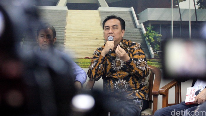 Pengamat ekonomi Ichsanuddin Nursi, mantan Menko ekuin Kwik Kian Gie dan Anggota DPR dari Fraks PDIP Effendi Simbolon menjadi pembicara pada diskusi bertajuk 