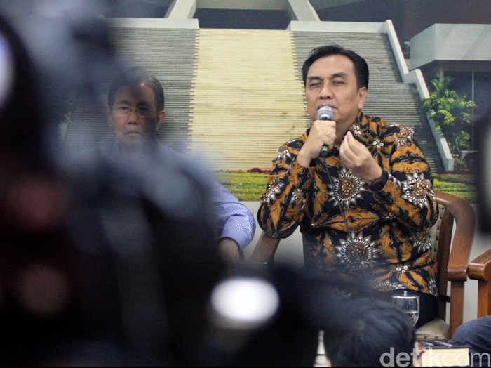 Pengamat ekonomi Ichsanuddin Nursi, mantan Menko ekuin Kwik Kian Gie dan Anggota DPR dari Fraks PDIP Effendi Simbolon menjadi pembicara pada diskusi bertajuk 