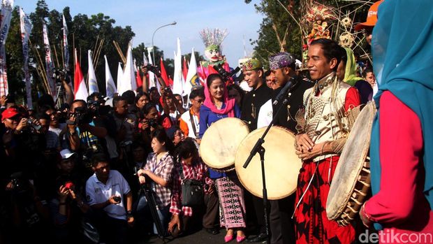 Jokowi berada di tengah-tengah warga saat Jakarnaval 2013.