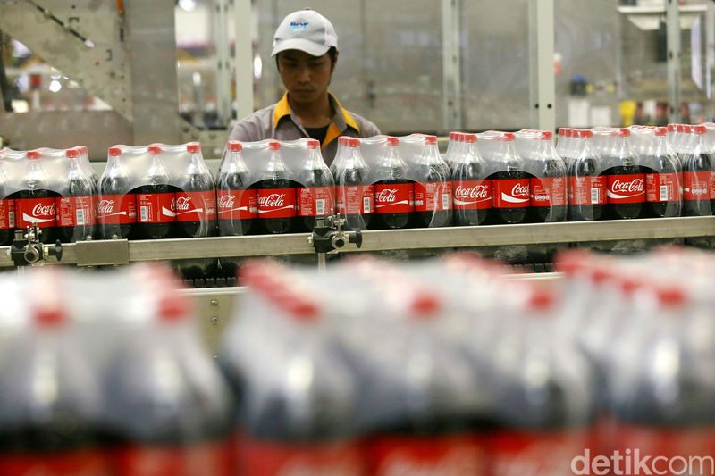 Peresmian lini produksi baru di pabrik Coca-Cola Amatil Indonesia Bekasi, Jawa Barat, Selasa (31/3). Hal tersebut menandai langkah awal dari investasi senilai US$500 juta, melengkapi tiga tahun terakhir yang telah BC meresmikan 18 lini produksi baru, menempatkan 150.000 lemari pendingin dan membangun tiga pusat distribusi raksasa untuk meningkatkan kapasitas dan kapabilitas lokal dengan total nilai investasi lebih dari US$ 300 juta.