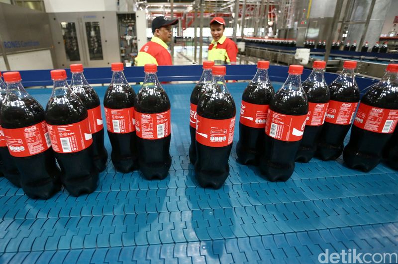 Peresmian lini produksi baru di pabrik Coca-Cola Amatil Indonesia Bekasi, Jawa Barat, Selasa (31/3). Hal tersebut menandai langkah awal dari investasi senilai US$500 juta, melengkapi tiga tahun terakhir yang telah BC meresmikan 18 lini produksi baru, menempatkan 150.000 lemari pendingin dan membangun tiga pusat distribusi raksasa untuk meningkatkan kapasitas dan kapabilitas lokal dengan total nilai investasi lebih dari US$ 300 juta.