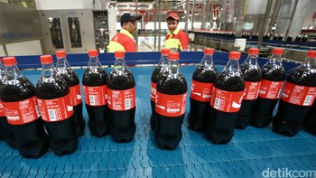 Coca Cola: Coca cola ditemukan oleh John Pemberton, seorang apoteker di Atlanta. Tahun 1880-an, Pemberton menjual sirup yang terbuat dari anggur dan ekstrak coca yang disebutnya Coca Anggur Prancis Pemberton, yang disebut-sebut obat sakit kepala dan gangguan saraf. Di 1885, Atlanta melarang penjualan alkohol, jadi Pemberton membuat versi sirup berbasis koka murni dicampur air berkarbonasi dan diminum sebagai soda. Hasilnya adalah minuman yang disebut Coca Cola. Foto: Agung Pambudhy/detikcom