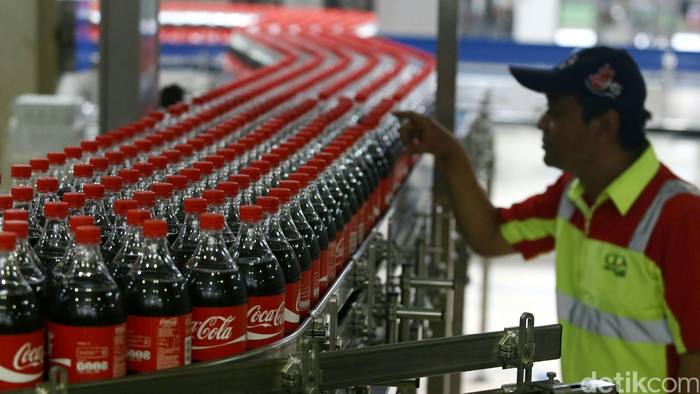 Peresmian lini produksi baru di pabrik Coca-Cola Amatil Indonesia Bekasi, Jawa Barat, Selasa (31/3). Hal tersebut menandai langkah awal dari investasi senilai US$500 juta, melengkapi tiga tahun terakhir yang telah BC meresmikan 18 lini produksi baru, menempatkan 150.000 lemari pendingin dan membangun tiga pusat distribusi raksasa untuk meningkatkan kapasitas dan kapabilitas lokal dengan total nilai investasi lebih dari US$ 300 juta.