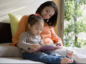 Saat Ortu Pergi Jauh, Lakukan Ini Biar Anak Tak Sakit karena Kangen