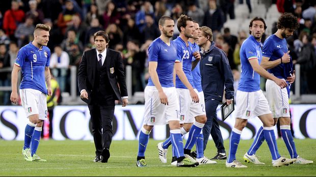 Antonio Conte menangani Timnas Italia sejak 2014 hingga 2016