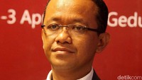 Pria kelahiran Banda, Maluku, 7 Agustus 1976 itu merintis karir dan bisnis dari nol. Dia terlahir dari keluarga dengan ekonomi pas-pasan. Sejumlah profesi pernah dilakoni pria asal Fakfak, Papua ini. Mulai dari tukang kue semasa kecil, seorang kondektur, hingga menjadi sopir angkot pun dia jalani. Dengan kerja keras itulah dia menjadi orang besar yang tadinya bukan siapa-siapa. Rengga Sancaya/Dok. Detikcom.