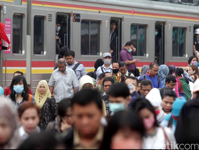 Penumpang mengantre menaiki KRL di Stasiun Manggarai, Jakarta, Rabu (01/04/2015). Mulai tertanggal 1 April 2015, PT. KCJ mulai memberlakukan tarif baru dan jadwal keberangkatan Kereta KRL baru. Hal ini membuat para penumpang menumpuk.