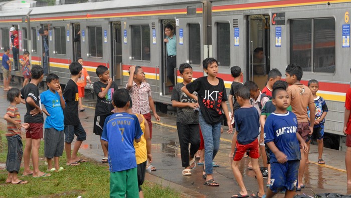 Anak Laki-laki Tertabrak Kereta di Perlintasan KA Cengkareng
