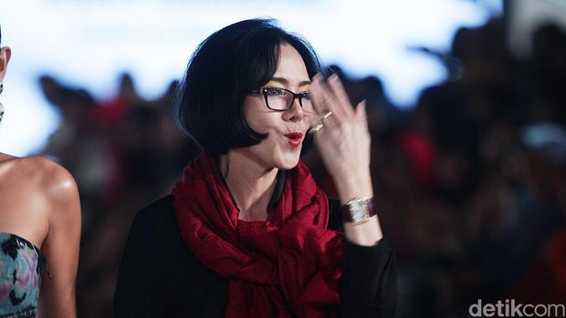 Poppy yang bisanya bermain dengan batik, kali ini mengangkat kain Endek Bali. Namun Siluetnya tetap mengikuti rancangan poppy pada koleksi sebelumnya.