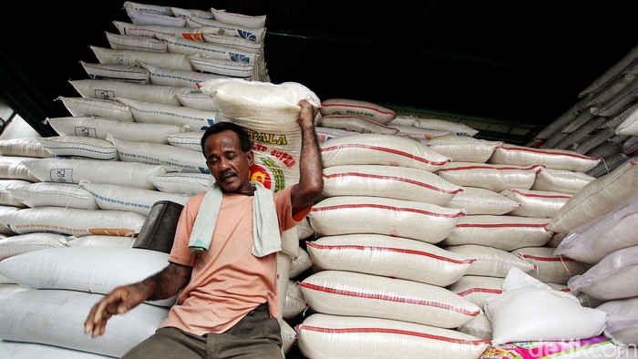 Beras impor masih menjadi salah satu sumber untuk mencukupi kebutuhan masyarakat Indonesia. Berdasarkan data Badan Pusat Statistik (BPS), impor beras pada Februari 2015 adalah 7.912 ton atau senilai US$ 3,1 juta. Pekerja mengangkat karung beras di Pasar Induk Beras Cipinang, Jakarta Timur, Kamis (2/4/2015).