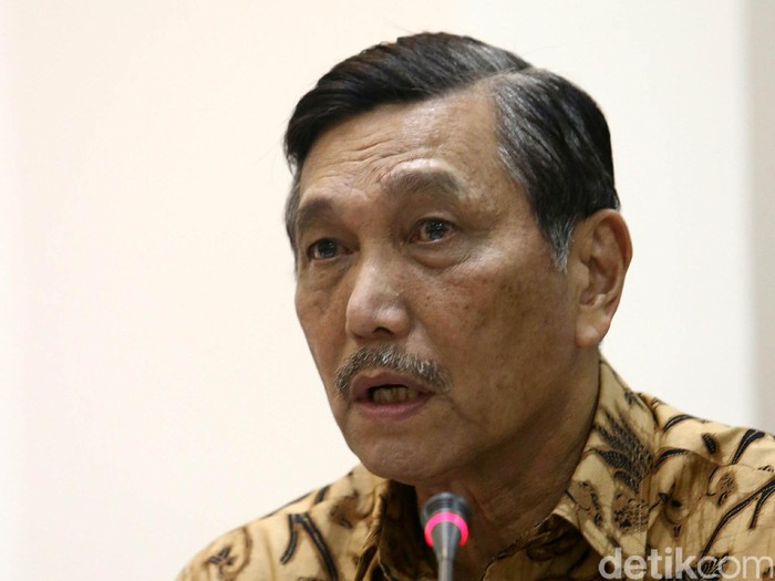 Presiden Joko Widodo (Jokowi) menggelar rapat terbatas di Kantor Kepresidenan, Jalan Veteran, Jakarta Pusat, Kamis (2/4/2015). Rapat terbatas yang diikuti oleh menteri Kabinet Kerja, Panglima TNI, dan Wakapolri ini membahas persiapan pelaksanaan peringatan 60 Tahun Konferensi Asia Afrika (KAA). Luhut Pinsar Panjaitan.