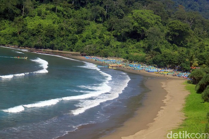 Keindahan alam Pantai Rajegwesi, Teluk Hijau, dan Pantai Pulau Merah di Banyuwangi cukup mempesona disaksikan dari udara. Keindahan pantai itu dipotret dari Helikopter Bell 412 milik Skuadron 400 Wing Udara-1 Puspenerbal dengan Pilot Lettu Laut (P) V. Oktomiawan dan Copilot Lettu Laut (P) Tri Yudha. Istimewa/Sertu Mar Kuwadi.