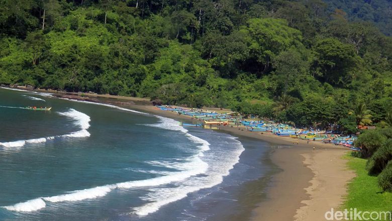 Cantiknya Surga Tersembunyi di Banyuwangi Keindahan alam Pantai Rajegwesi, Teluk Hijau, dan Pantai Pulau Merah di Banyuwangi cukup mempesona disaksikan dari udara. Keindahan pantai itu dipotret dari Helikopter Bell 412 milik Skuadron 400 Wing Udara-1 Puspenerbal dengan Pilot Lettu Laut (P) V. Oktomiawan dan Copilot Lettu Laut (P) Tri Yudha. Istimewa/Sertu Mar Kuwadi.