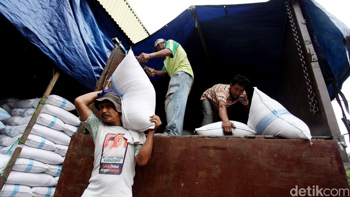 Beras impor masih menjadi salah satu sumber untuk mencukupi kebutuhan masyarakat Indonesia. Berdasarkan data Badan Pusat Statistik (BPS), impor beras pada Februari 2015 adalah 7.912 ton atau senilai US$ 3,1 juta. Pekerja mengangkat karung beras di Pasar Induk Beras Cipinang, Jakarta Timur, Kamis (2/4/2015).