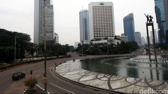 Minggu Dini Hari, Sedan Mercy Nyemplung di Bundaran HI