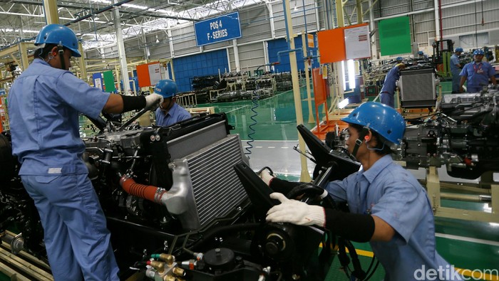 Pekerja melakukan proses perakitan mobil niaga di Pabrik Isuzu, Karawang, Jawa Barat, Selasa (7/4/2015). Pabrik Isuzu Karawang Plant berlokasi di kawasan Suryacipta City of Industry ini memiliki kapasitas produksi 52 ribu unit per tahun dan dapat dikembangkan menjadi 80 ribu unit per tahun.