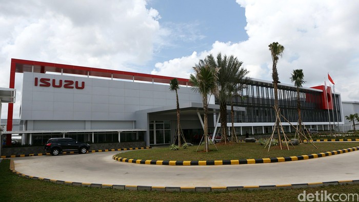 Pekerja melakukan proses perakitan mobil niaga di Pabrik Isuzu, Karawang, Jawa Barat, Selasa (7/4/2015). Pabrik Isuzu Karawang Plant berlokasi di kawasan Suryacipta City of Industry ini memiliki kapasitas produksi 52 ribu unit per tahun dan dapat dikembangkan menjadi 80 ribu unit per tahun.