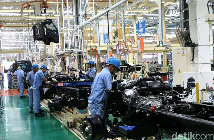 Pekerja melakukan proses perakitan mobil niaga di Pabrik Isuzu, Karawang, Jawa Barat, Selasa (7/4/2015). Pabrik Isuzu Karawang Plant berlokasi di kawasan Suryacipta City of Industry ini memiliki kapasitas produksi 52 ribu unit per tahun dan dapat dik