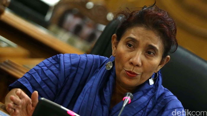 Menteri Kelautan dan Perikanan Susi Pudjiastuti saat memberikan keterangan terkait evaluasi dan tindak lanjut penanganan ABK kapal asing di Benjina oleh Kementrian Kelautan dan Perikanan. Jakarta, Rabu (8/4/2015). Kementrian Perikanan dan Kelautan akan terus mengawal kasus ABK asing di Benjina.