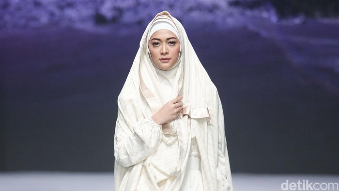 Sebuah Pagelaran busana hijab hasil karya para siswa SMK bimbingan Irna Mutiara, yang bertajuk Miracle of The Sun konsep busana muslim bergaya syari, dalam siluet longgar, Potongan A-line dengan teknik layering dan juga detail apron yang dapat dimodifikasi. Terlihat sederhana namun tetap cantik.