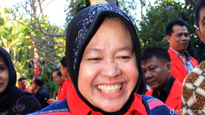 Senyum Lebar Risma di Tengah Prahara