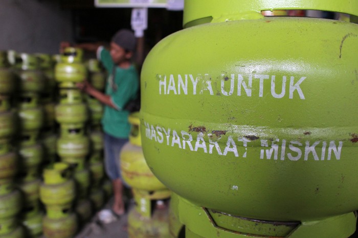 Pekerja menata tabung gas elpiji 3 kilogram di pangkalan elpiji Tambak Asri, Surabaya, Jawa Timur, Jumat (10/4). Kenaikan harga elpiji 12 kilogram sampai sekitar Rp 150.000 di tingkat pangkalan di Surabaya mengakibatkan permintaan tabung gas elpiji 3 kilogram meningkat mencapai 10 persen. ANTARA FOTO/Didik Suhartono/zk/ama/Rei/15.