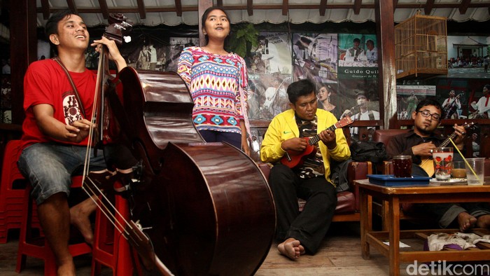 Musik keroncong digemari oleh masyarakat Tugu di Jakarta Utara. Jenis musik inilah yang menjadi cikal bakal keroncong asli Betawi, yang kemudian dikenal dengan sebutan Keroncong Tugu. Di tengah para pemukim Tugu, keroncong memang menemukan bentuk yang khas, dibandingkan dengan kroncong Jawa, dari segi tempo keroncong Tugu lebih cepat dan dinyanyikan lebih bersemangat.