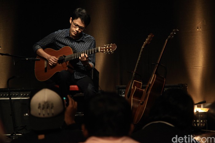 Konser Tohpati Tohpati Ario Hutomo yang lebih dikenal dengan panggilan Tohpati adalah seorang gitaris dan penulis lagu Indonesia. Tohpati merupakan salah satu gitaris jazz yang terkenal.