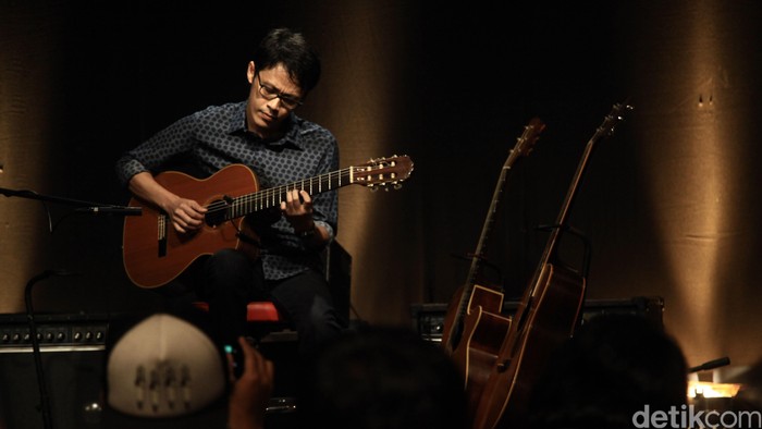 Tohpati Ario Hutomo yang lebih dikenal dengan panggilan Tohpati adalah seorang gitaris dan penulis lagu Indonesia. Tohpati merupakan salah satu gitaris jazz yang terkenal.