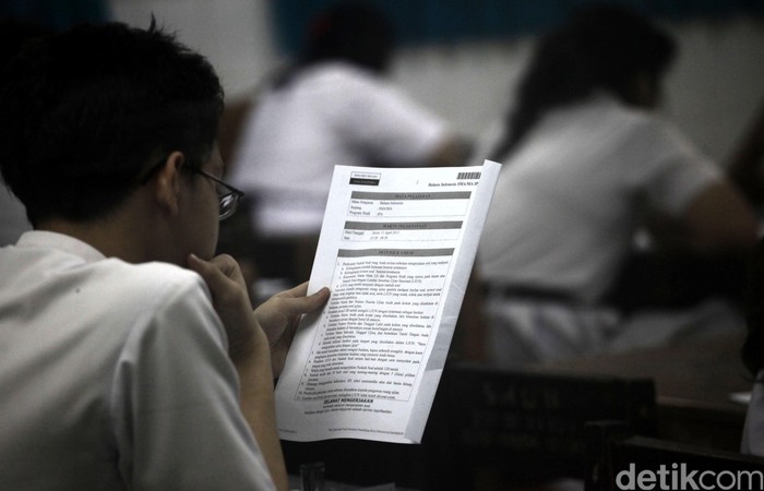 Hanya ada 30 dari seratusan SMA di Jakarta yang melaksanakan Ujian Nasional (UN) 2015 berbasis komputer. Salah satu sekolah favorit seperti SMA Negeri 8 Jakarta termasuk yang tak melaksanakan UN 2015 dengan Computer Base Test (CBT). Sebanyak 344 siswa mengikuti Ujian Nasional (UN) secara manual di SMA Negeri 8 Jakarta.
