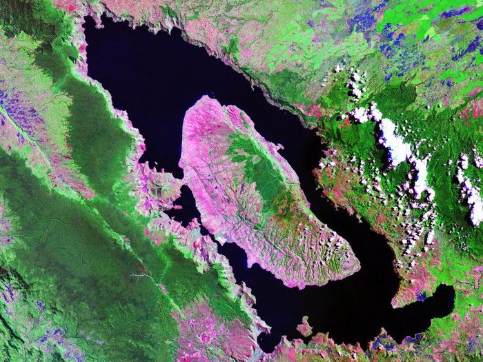 Letusan Gunung Toba yang menyebabkan terjadinya kaldera raksasa yang kini terisi air dan dikenal sebagai Danau Toba beserta Pulau Samosir di tengahnya. (Dok. Wikipedia)