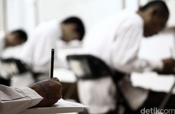 Tak hanya siswa SMA/SMK dan sederajat yang sedang menjalani ujian nasional (UN). Sebanyak 45 narapidana LP Cipinang siang ini juga menjalani UN melalui program Paket C. Hasan Alhabshy/detikFoto.