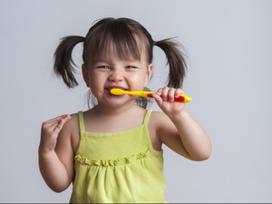 Hai Bunda, Yuk Lakukan 5 Tips Ini Agar si Kecil Rajin Menyikat Gigi