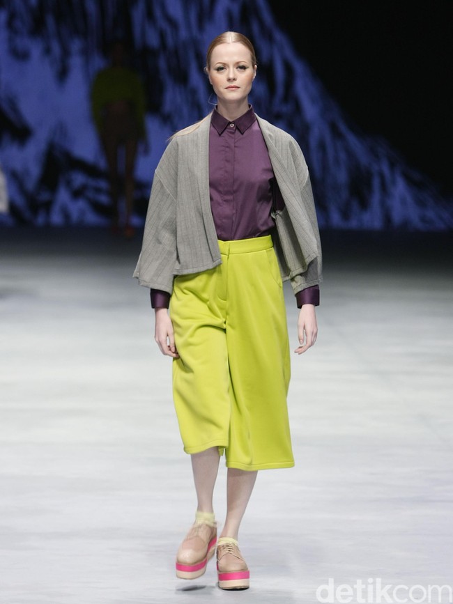 Busana yang berbeda ditampilkan dari brand DNA Kle, lebih berwarna dengan corak printing dan juga styling tumpuk terdiri dari warna vibrant dan bold. misalnya lime green, pink terang dan ungu. koleksinya kali ini terasa segar dan unik, Kle menuangkannya dalam gaun panjang dengan bagian bawah ruffle. paduan jaket, celana penbdek dan legging, crop top dan juga rok lipit berbahan sifon yang ringan. Di Indonesia Fashion Week 2015.