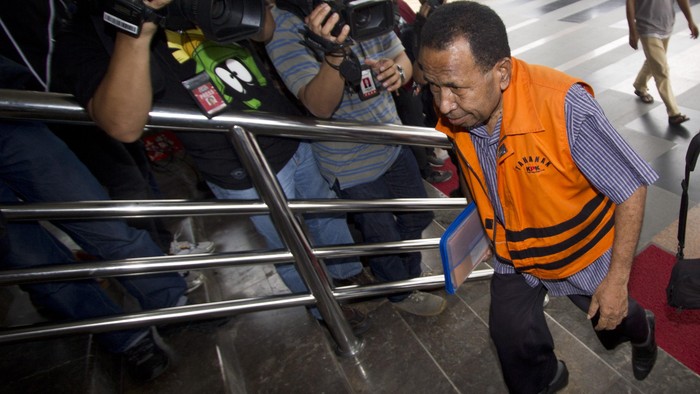 Ini Alasan Eks Gubernur Papua Praperadilankan Status Tersangka