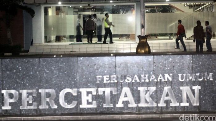 Kementerian Pendidikan dan Kebudayaan (Kemendikbud) melaporkan temuan naskah Ujian Nasional (UN) berbasis kertas yang bocor di Google ke Bareskrim Polri. Bareskrim langsung menggeledah Perum Percetakan Negara yang menjadi salah satu perusahaan yang mencetak soal UN. Direktorat Tindak Pidana Cyber dan Umum Mabes Polri menggeledah kantor Perum Percetakan Negara RI (PNRI), Jalan Percetakan Negara, Jakarta Timur, Rabu (15/4/2015) malam.