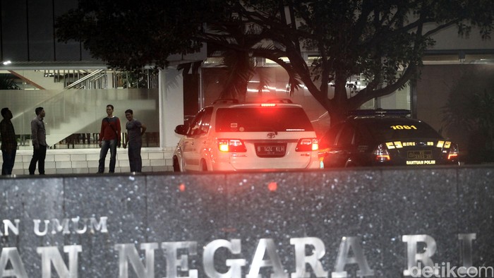 Kementerian Pendidikan dan Kebudayaan (Kemendikbud) melaporkan temuan naskah Ujian Nasional (UN) berbasis kertas yang bocor di Google ke Bareskrim Polri. Bareskrim langsung menggeledah Perum Percetakan Negara yang menjadi salah satu perusahaan yang mencetak soal UN. Direktorat Tindak Pidana Cyber dan Umum Mabes Polri menggeledah kantor Perum Percetakan Negara RI (PNRI), Jalan Percetakan Negara, Jakarta Timur, Rabu (15/4/2015) malam.