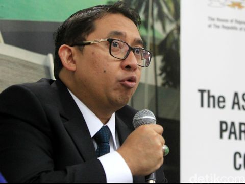 Lewat Twitternya, Fadli Zon menyindir soal atribut 'Raja Jokowi'.