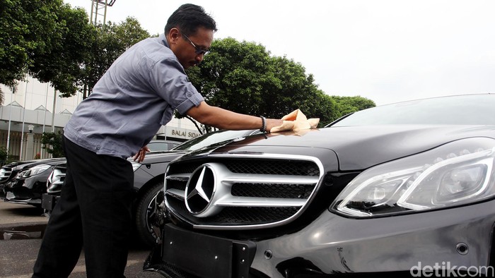 Mercedes-Benz Indonesia meminjamkan 42 unit kendaraan E 400 AMG yang akan digunakan untuk kendaraan para pemimpin negara di KAA. Ke-42 mobil ini merupakan kendaraan terbaru yang diproduksi di pabrik Mercy di Wanaherang, Bogor, Jawa Barat. Saat ini mobil mewah itu terparkir di halaman VVIP JCC Senayan, Jakarta. Rengga Sancaya/detikcom.