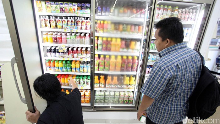 Mulai hari ini larangan menjual bir atau minuman beralkohol untuk golongan alkohol di bawah 5% di minimarket sudah diberlakukan. Minimarket pun sudah tidak lagi menjual minuman beralkohol itu, seperti yang terlihat di kawasan Blok M, Jakarta Selatan, Jumat (17/4/2015). Rengga Sancaya/detikcom.