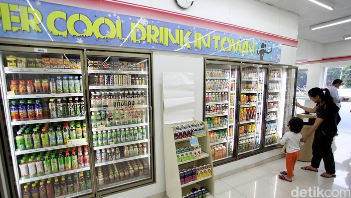 Mulai hari ini larangan menjual bir atau minuman beralkohol untuk golongan alkohol di bawah 5% di minimarket sudah diberlakukan. Minimarket pun sudah tidak lagi menjual minuman beralkohol itu, seperti yang terlihat di kawasan Blok M, Jakarta Selatan, Jumat (17/4/2015). Rengga Sancaya/detikcom.