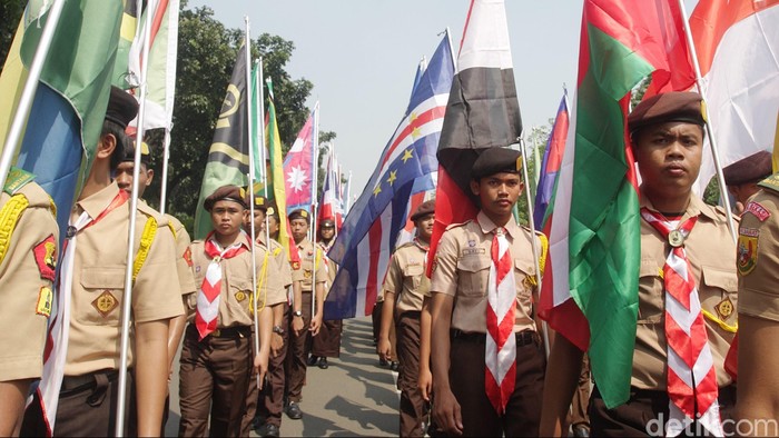Sejumlah anggota Pramuka melakukan latihan baris-berbaris sambil membawa 109 bendera perserta Konferensi Asia Afrika (KAA) di kawasan Monas, Jakarta, Minggu (19/4/2015). Pasukan baris-berbaris yang terdiri dari anggota Pramuka itu dipersiapkan untuk menyambut peserta Konferensi Asia Afrika (KAA). Rachman Haryanto/detikcom.