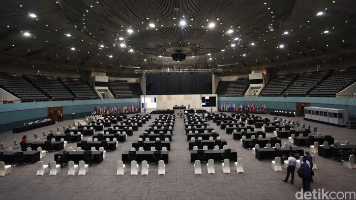 Pekerja terus menyelesaikan persiapan jelang peringatan KAA di gedung Pleanary Hall Jakarta Convention Centre (JCC), Sabtu (18/04/2015). Gedung Pleanary Hall Jakarta Convention Centre (JCC) ini nantinya akan dipakai sebagai salah satu rangkaian acara peringatan KAA. Grandyos Zafna/detikcom