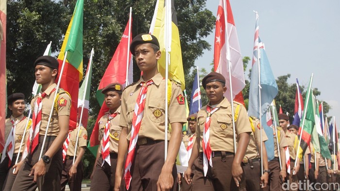 Sejumlah anggota Pramuka melakukan latihan baris-berbaris sambil membawa 109 bendera perserta Konferensi Asia Afrika (KAA) di kawasan Monas, Jakarta, Minggu (19/4/2015). Pasukan baris-berbaris yang terdiri dari anggota Pramuka itu dipersiapkan untuk menyambut peserta Konferensi Asia Afrika (KAA). Rachman Haryanto/detikcom.