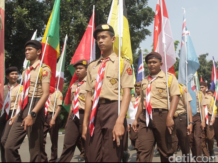 Sejumlah anggota Pramuka melakukan latihan baris-berbaris sambil membawa 109 bendera perserta Konferensi Asia Afrika (KAA) di kawasan Monas, Jakarta, Minggu (19/4/2015). Pasukan baris-berbaris yang terdiri dari anggota Pramuka itu dipersiapkan untuk menyambut peserta Konferensi Asia Afrika (KAA). Rachman Haryanto/detikcom.